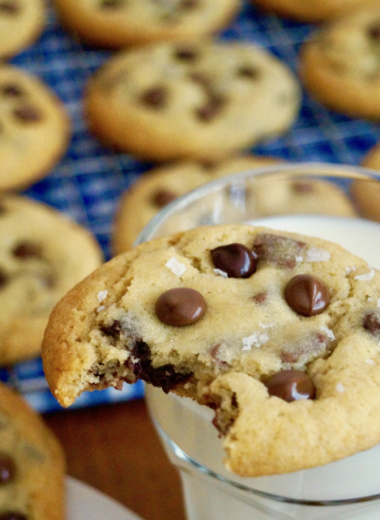 KETO CHOCOLATE CHIP COOKIES