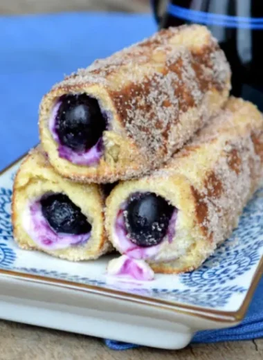 Keto-Blueberry-Cream-Cheese-Roll-Ups