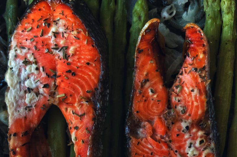 Salmon in Foil with Asparagus and Garlic Lemon Butter Sauce - Cooking Point